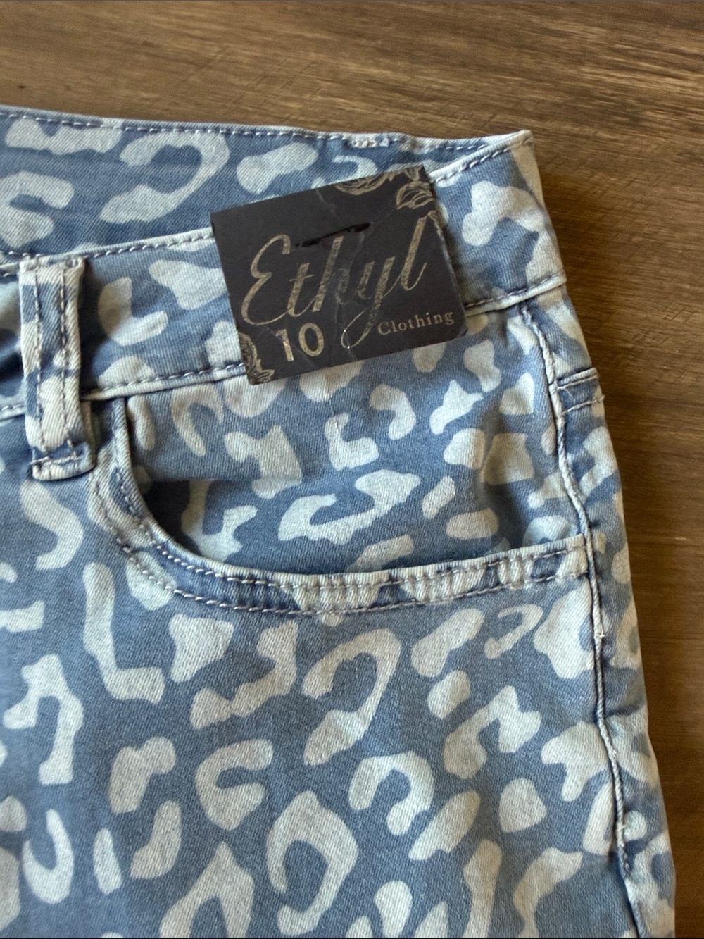 Ethyl Size 10 Light Blue Leopard Print Denim Jeans - Picture 3 of 6